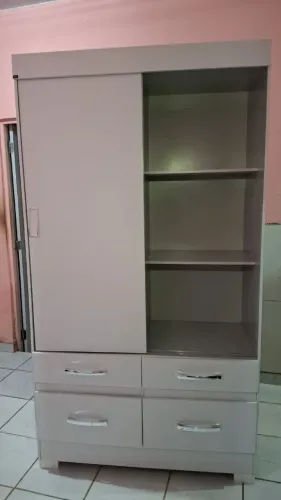 Guarda-roupa branco com 4 gaveteiros e duas portas de correr