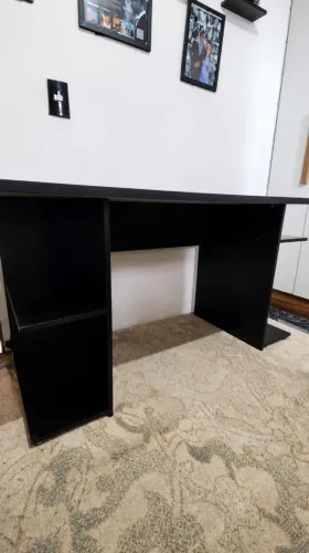 escrivaninha / mesa para computador com nichos laterais 