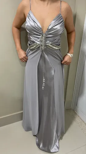 vestido longo liso cinza prateado para casamento madrinha formatura