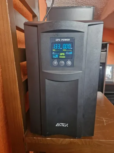 no-break da marca Aitek, com painel digital LCD. Modelo ANB-BE3000P