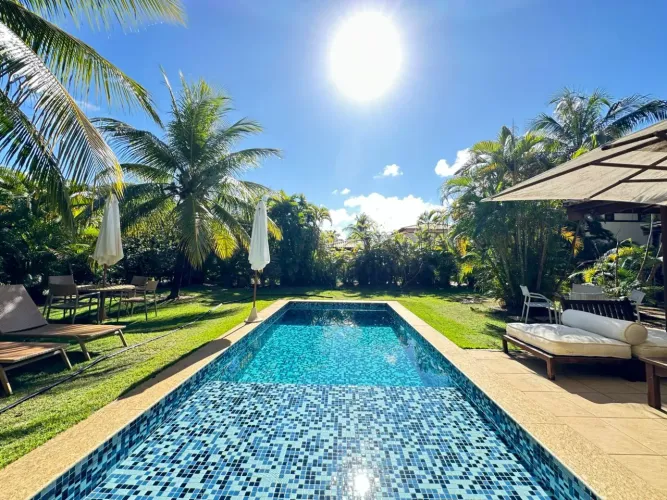 Casa com 5/4, 2 suítes e piscina, localizada no condomínio Casas da Praia do Forte.