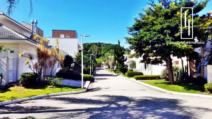 Casa em Condomínio 3 suítes 4 dormitórios .