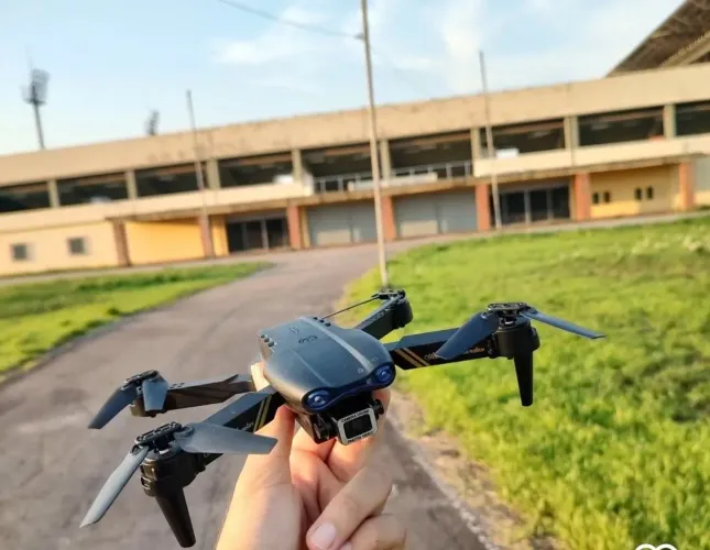 Drone E99 com câmera 