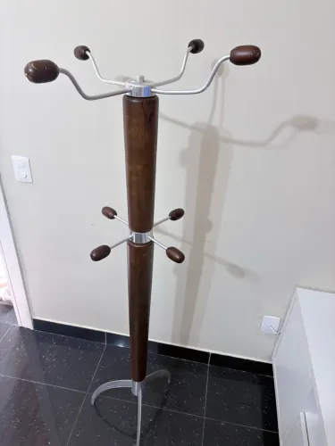Cabideiro em alumínio e madeira