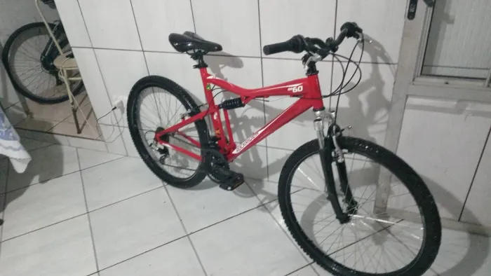 Bicicleta aro 26 dupla suspensão praticamente nova posso levar com taxa
