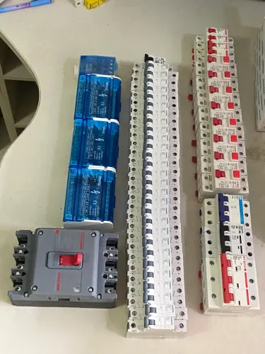 Vendo Disjuntores, DR e Cabos. 