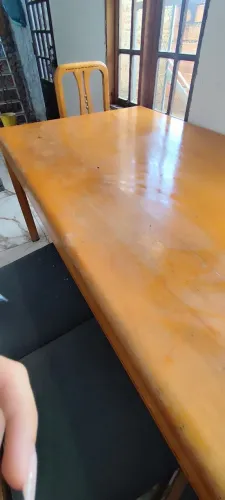 Mesa grande, acompanha cadeiras com estofado. 