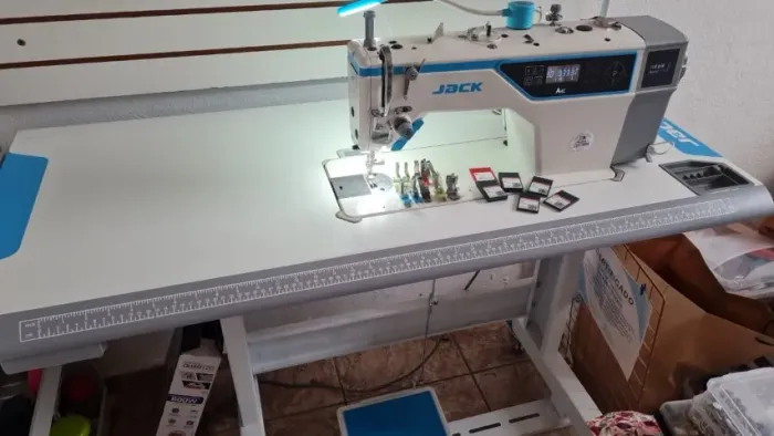 Máquina de Costura Industrial Eletrônica Jack A4C 110V + 12 Calcadores Extras