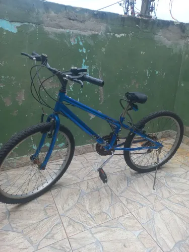 Vendo uma bicicleta esta boa