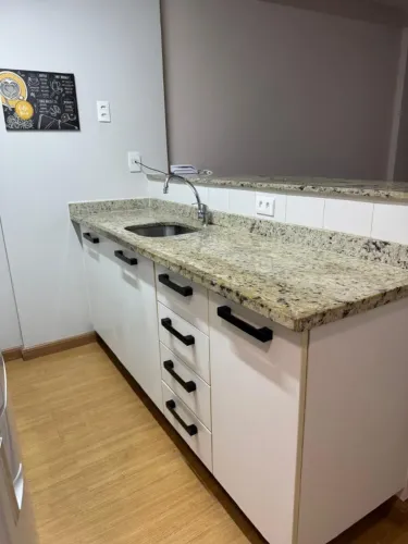 ALUGA-SE APARTAMENTO MOBILIADO