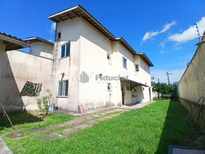CASA PARA LOCAÇÃO NA LAGOA REDONDA Excelente duplex semi mobiliado com 198m² com 04 dormit
