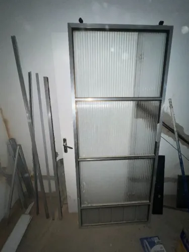 porta de metal/aço com vidro canelado