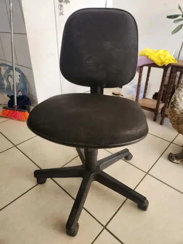 Cadeira preta com preço para vender hoje!!! MUITO CONSERVADA!