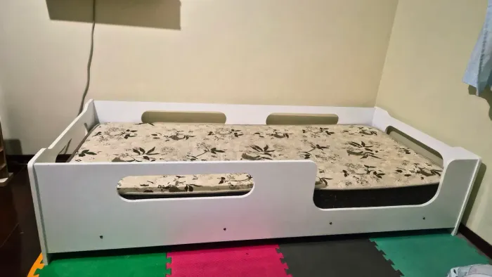 Cama Infantil / Solteiro com Proteção Lateral + Colchão - Excelente Estado!