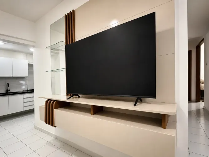 Estante com espelho, prateleira de vidro, nicho de gaveta, painel de tv