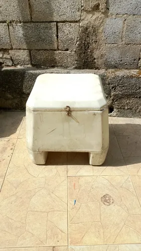 Baú 90 litros, usado e com alguns detalhes.