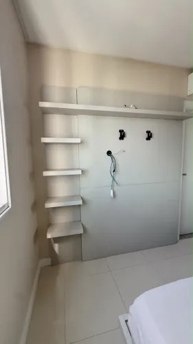 Painel de TV para quarto em ótimo estado
