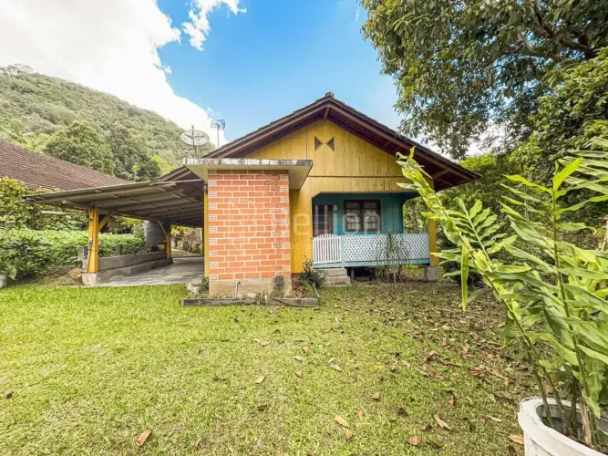 Sítio com casa em madeira de lei e riqueza em água em Rio dos Cedros