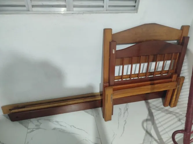 Duas cama de solteiro sem colchão em ótimo estado uma cadeira de macarrão tudo está bom
