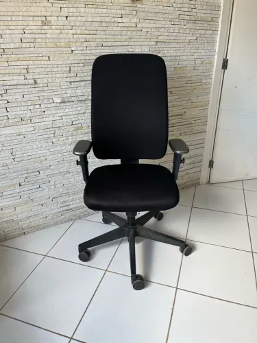 Cadeira Presidente Cavaletti Idea com Encosto Alto e Regulagens