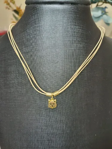 colar dourado com pingente de raposa
