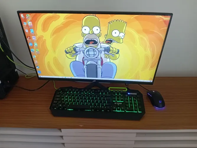 Computador completo com acessórios.