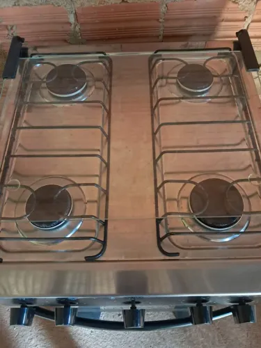 Vende se um fogão de 4 bocas 