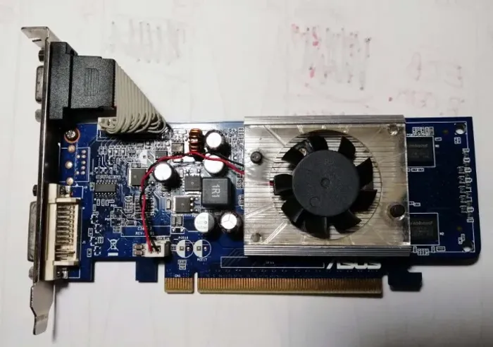 PLACA DE VÍDEO PCI-e - ASUS - 512 de memória - saídas VGA e DVI