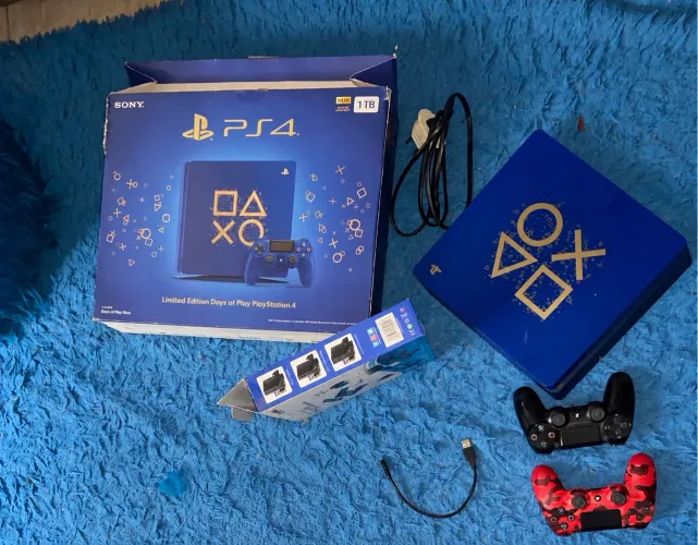 PS4 1TB Days of Play + 2 Controles