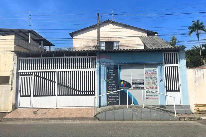 Casa e comércio à venda no Centro de Pariquera-Açu