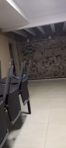 Casa com edicula no fundo