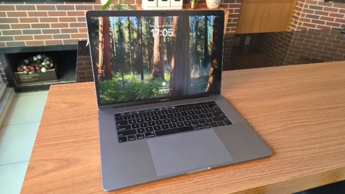 MacBook Pro 15 2019 Intel Core i9 8-Core 32GB RAM SSD 500GB