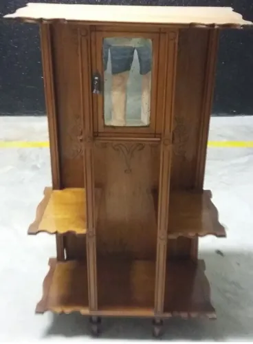 Antigo porta bibelô com espelho 