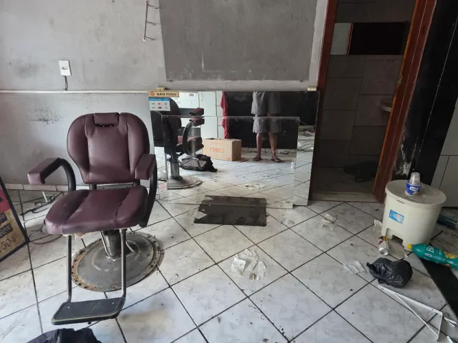 Uns pelo grande e um menor e uma cadeira de barbeiro tudo isso à venda