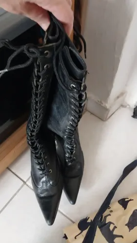 Vendo: 2 botas de couro vintage e uma de camurça, excelente estado.