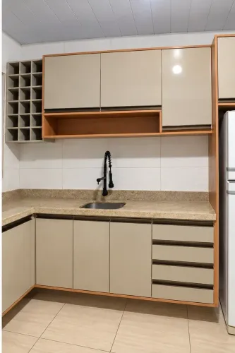 VENDE-SE ARMÁRIO DE COZINHA SEMINOVO