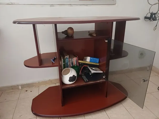 Rack para TV em madeira, com prateleiras e porta de vidro