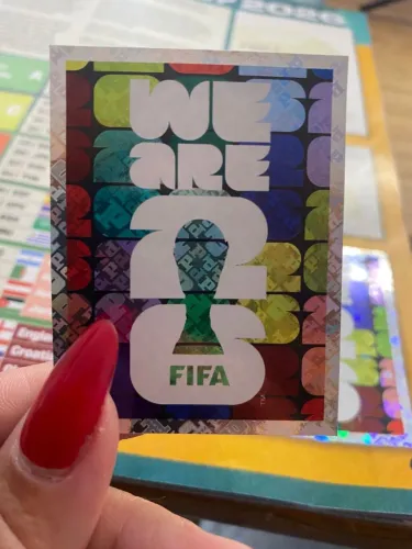 Figurinha copa holografica we are Fifa ( primeira página do álbum 