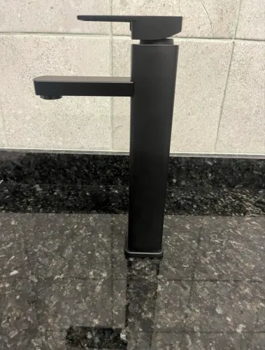 Torneira monocromada preta