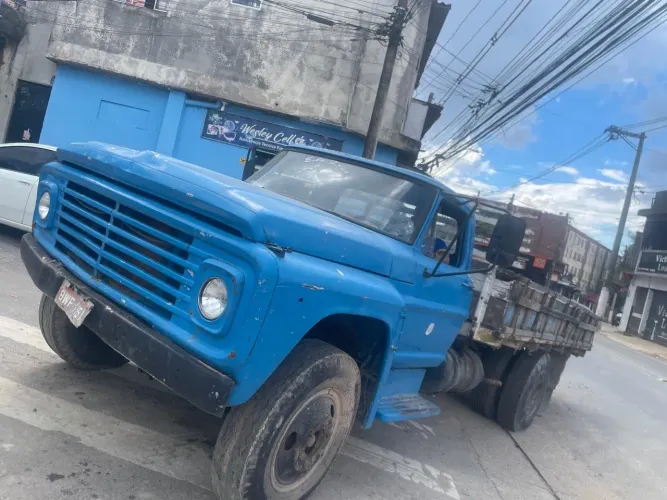 Caminhão carroceria azul