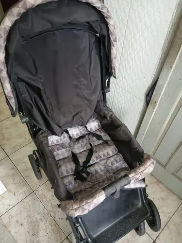 Carrinho de bebê. Stillo