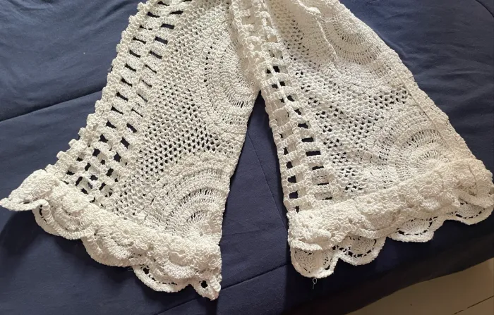 Calça de crochê branca chiquíssima  com duas blusas de brinde!!!!!