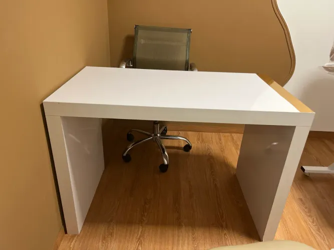 Vende -se mesa em mdf 