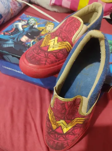 Tênis Mulher Maravilha original DC store n° 36 feminino