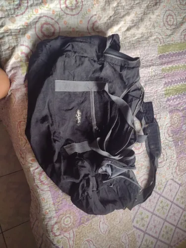 Mala de viagem com fecho com defeito