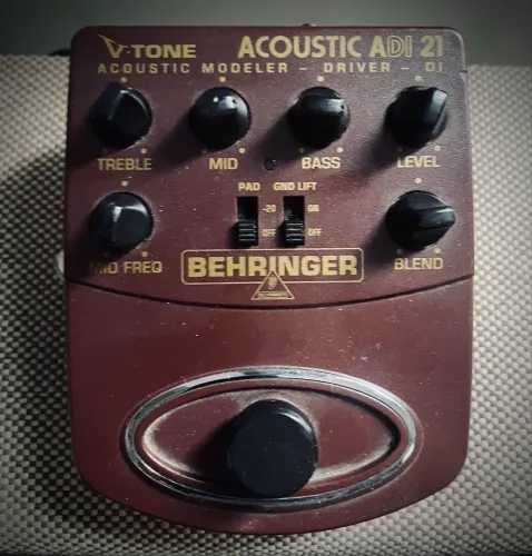 Pedal preamp Behringer ADI21 acoustic DI ativo para instrumentos acústicos