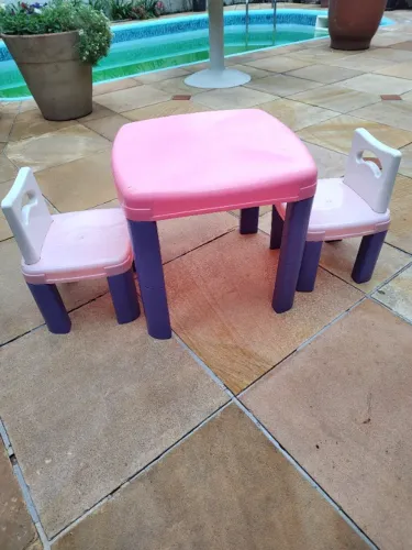 Mesa e 2 cadeiras de criança 