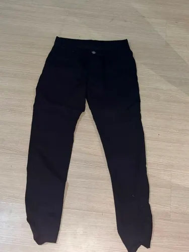 Calça jeans reta preta