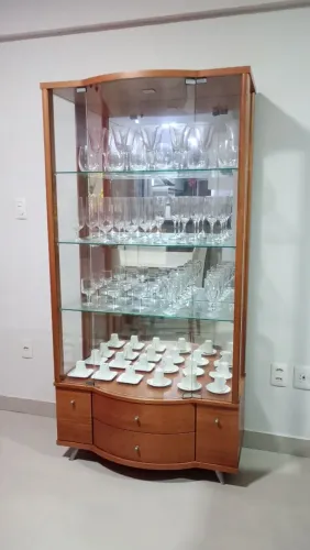 Cristaleira semi-nova