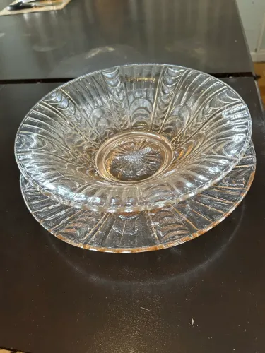 Prato de bolo e cremeira em vidro rosado antiga.